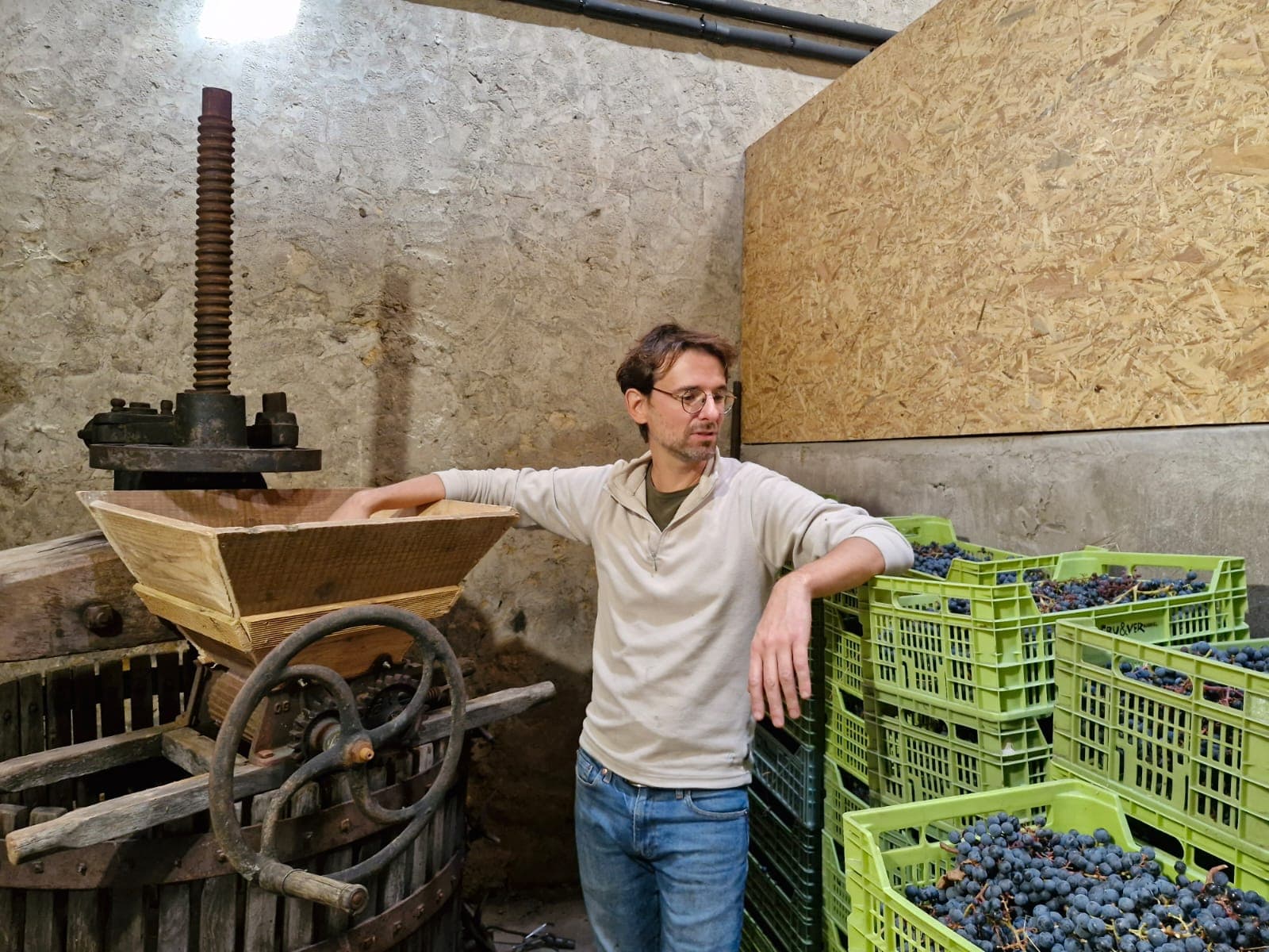 Frédéric Baysselance dans son chai